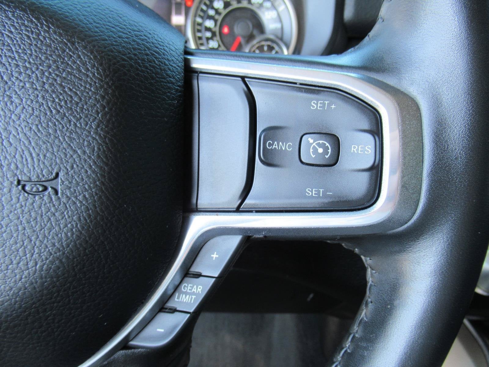 2022 RAM 1500 Laramie Crew Cab 4x2 5'7' Box